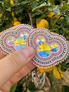 Ravenbeadwork 🌙 Caribou Tufting, Beaded Pins, Beadwork Ideas, Native Beading, Seed Bead Jewelry Patterns, Diy Beading, Beaded Stuff, Beaded Things