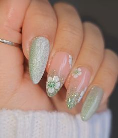 Sage Green And Lilac Nails, Lavender And Green Nails, Jwellery Trending 2022, White And Green Nails, Sage Green Nail Ideas, Green Acrylic Nails, Simple Gel Nails, Work Nails