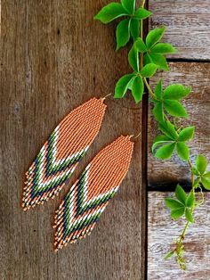 Handwoven beaded earrings, long modern earrings, statement earrings, shiny orange, beige, fringe earrings, unique, contemporary ♥𝑇ℎ𝑒 𝑝𝑎𝑡𝑡𝑒𝑟𝑛 𝑜𝑓 𝑡ℎ𝑖𝑠 𝑒𝑎𝑟𝑟𝑖𝑛𝑔 𝑖𝑠 𝑚𝑎𝑑𝑒 𝑢𝑠𝑖𝑛𝑔 𝑡ℎ𝑒 𝑐𝑜𝑚𝑏𝑖𝑛𝑎𝑡𝑖𝑜𝑛 𝑜𝑓 𝑐𝑜𝑙𝑜𝑟𝑠 𝑚𝑜𝑠𝑡 𝑐𝑜𝑚𝑝𝑎𝑡𝑖𝑏𝑙𝑒 𝑤𝑖𝑡ℎ 𝑡ℎ𝑒 𝑐𝑜𝑙𝑜𝑟 𝑜𝑓 𝑠ℎ𝑖𝑛𝑦 𝑜𝑟𝑎𝑛𝑔𝑒 𝑎𝑛𝑑 𝑐𝑟𝑒𝑎𝑡𝑒𝑑 𝑏𝑦 𝐻𝑊𝐵𝑒𝑎𝑑𝐽𝑒𝑤𝑒𝑙𝑟𝑦.  ♥𝑀𝑎𝑑𝑒 𝑢𝑠𝑖𝑛𝑔 𝑓𝑟𝑒𝑒ℎ𝑎𝑛𝑑 𝑏𝑒𝑎𝑑𝑖𝑛𝑔 𝑤𝑜𝑣𝑒𝑛 𝑡𝑒𝑐ℎ𝑛𝑖𝑞𝑢𝑒𝑠 𝑤𝑖𝑡ℎ 𝑠𝑡𝑟𝑜𝑛𝑔 𝑠𝑦𝑛? Orange Fringe Dangle Earrings, Handmade Orange Long Drop Earrings, Orange Beaded Fringe Earrings, Beaded Earrings Native, Light Earrings, Beaded Earrings Patterns, Earrings Unique, Earrings Long, Earring Patterns