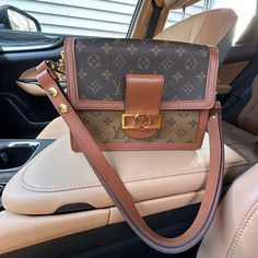 Authentic Women Purse Dauphine Mm Louis Vuitton Monogram, Leather, Two Belts, One Leather, One Gold Metal Women Purse, Bags Louis Vuitton, Louis Vuitton Bags, Womens Purses, Vuitton Handbags, Louis Vuitton Handbags, Louis Vuitton Monogram, Louis Vuitton Bag, Gold Metal