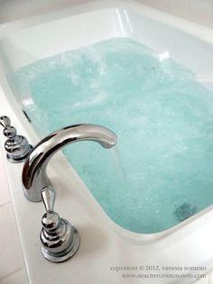 Detox Bath - Add 2 cups Epsom Salt to a very hot bath (as hot as you can stand it). Add 1 cup Baking Soda to unfiltered bathwater. Soak for 20 min. And shower in cool water. No perfumed lotions or soap after detoxing. No eating before or after detox bath....just drink lots of water before and after. --I have done this & it works! Years of toxins are released through hands & feet! Autogenic Training, Drink Lots Of Water, Detox Bath, Healing Waters, Healing Therapy, Epsom Salt, Banana Split, Yoga Sequences, Back To Nature