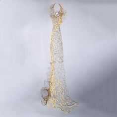 Very long flowing skinny gold wire dress sculpture thick woven gold textile accent running from top to bottom with metal flower accents Dress Sculpture, Women Sculpture, Wire Dress, Mixed Jewelry, Wire Art Sculpture, Fiber Sculpture, Metal Sculptures, Art Decor Diy, Cast Glass