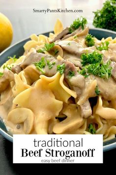 Beef stroganoff in blue bowl garnished with parsley. Dinner Savory, Traditional Beef Stroganoff, Easy Beef Stroganoff, Beef Stroganoff Easy, Sour Cream Sauce, Paleo Beef, Stroganoff Recipe, Beef Sirloin