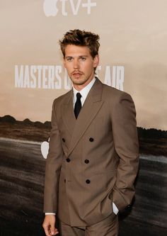 Butler Suit, Office Fits, Men Fashion Photoshoot, Prom Inspiration, Music Culture, Classic Menswear, Men Stylish Dress, Guys Clothing Styles, Suit Design