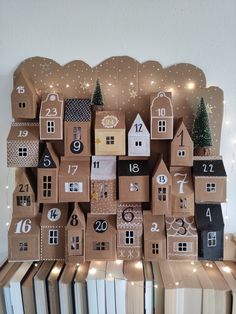 Adventskalender aus Craft-Paper-Häuschen, zum selbst befüllen und gestalten. Self Made Advent Calendar, Advent Calendar Boyfriend, Advent Calendar Ideas Diy, House Advent Calendar, Advent Calendar House, Advent Calendar Diy, Diy Natal