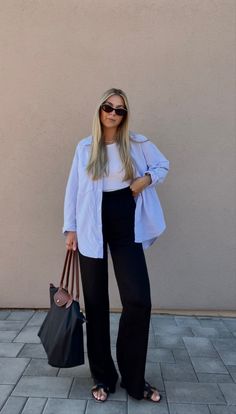 Casual Shirt Outfit, Longchamp Style, Casual Airport Outfit, Airport Outfit Spring, Hermes Slides, Travelling Outfit, Women Business Casual, Airport Outfit Summer