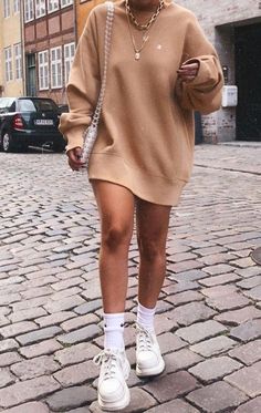 Looks para cuando sabes que te encontrarás al innombrable Trendy Outfits 2020, Cooler Style, 20s Fashion, Sweatshirt Outfit, Neutral Outfit, Tshirt Outfits, Ladies Dress Design, Outfit Casual, College Outfits