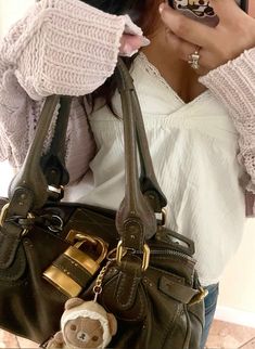 #bag #chloepaddington #bag #chloe #paddington #vintage #vintagebag #outfit #fall #girl #autumn #winter #lock Fall Girl, Dope Jewelry Accessories, Fire Fits, Purse Styles, Outfit Fall, Chloe Bag