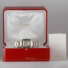 El Cartier Tank se lanzó allá por 1917 y es una de las series más antiguas del mundo de los relojes. Creado por el propio Louis Cartier, el diseño rectangular, a menudo imitado, rinde homenaje al tanque Renault FT-17 utilizado en la Primera Guerra Mundial y ha perdurado durante más de un siglo. Los primeros modelos Tank estaban equipados con un movimiento de cuerda manual diseñado por LeCoultre y se produjeron en pequeñas cantidades (menos de 6000 entre 1917 y 1969), lo que hace que las referenc Cartier Tank Francaise, Cartier Tank, Jaeger Lecoultre, Patek Philippe Nautilus, Breitling Navitimer, Rolex Day Date, Audemars Piguet Royal Oak, Rolex Gmt, Rolex Daytona