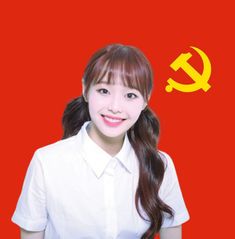 Chuu do Loona com bandeira comunista de fundo Pigeon, Sun, Pure Products