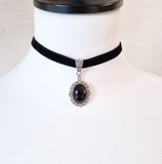 Choker necklace, Victorian style velvet choker with a black onyx stone. -------------- Details ---------------- - Onyx: Oval cabochon in natural stone, curved and polished, 13x18mm - Black color - Victorian pendant in antique silver metal: 45x23mm - Choker in black velvet and stainless steel finishes: 32-40cm with the extension to adjust to your convenience (contact me for another length) -------------- Delivery -------------- The jewelry is sent by letter with bubble wrap, packaged in a gift box that you can offer directly to the chosen person or to please yourself personally! ------------------------------------------ Black onyx is a protective stone: it serves as a barrier to bad vibrations thanks to its privileged link with the root chakra (1st) which anchors in reality and makes it mo