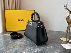 is a full-grain handmade series. The thick outer seams highlight the bag design. It has both appearance and capacity. It is a must-have classic handbag in this lifetime.

Size: 23*11*18 Lv Purse, Fendi Peekaboo, Lv Shoes, Medium Handbags, Mini Bucket Bags, Classic Handbags, Lv Belt, Lv Handbags, Lv Wallet