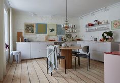 the kitchen is clean and ready to be used for dinner or other mealtimes