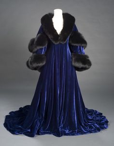 Winter Gowns, Beautiful Costumes, Formal Style, Historical Clothing, Historical Fashion