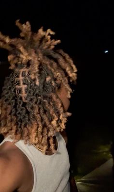 Highlighted Dreads Men, Colors To Dye Your Locs Men, Brown And Blonde Dreads Men, Dreads With Color Men, Dyed Locs Highlights, Men Starter Locs With Taper, Locs Dye Ideas, Dark Brown Locs Men, Dreads With Highlights