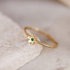 This flower ring we design, inspired by the Mainau Island that is famous for its flowers, will take you to this island when you close your eyes. It is your right to reward yourself with a piece of heaven. Minimal Ring Design, Flower Gold Ring, Minimalist Accessories Jewellery, Rings Minimal, خواتم خطوبة, Gold Stacking Rings, Minimal Jewellery, Flower Rings, Cute Ring