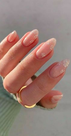 Daisy Nails, Minimal Nails