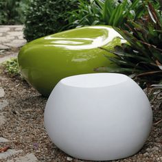 White concrete pebble garden table and green concrete pebble garden seat on a gravel surface in a garden area beside plants Pebble Table, Pebble Garden, Garden Seat, Color Contour, Outdoor Living Design, Design Blogs, Color Palette Bright, Modern Outdoor Furniture, Pool Furniture