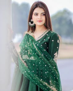 Walima Makeup, Pakistani Women Dresses, Straight Black Hair, Dps For Girls, Bollywood Hairstyles, Girl Crush Fashion, Party Wear Dresses, Weeding