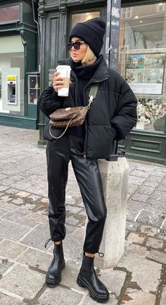 Puffer Jacket Outfits, Winter Jacket Outfits, Puffer Jacket Outfit, Leather Pants Outfit, Paris Mode, Cold Outfits, Mode Boho, Mode Casual, Looks Street Style