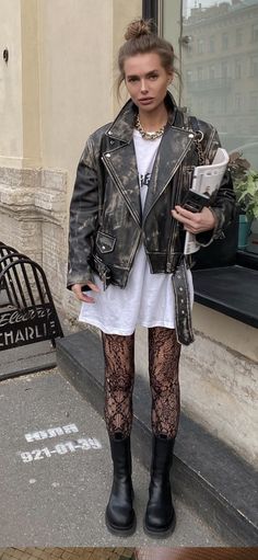 Grunge Festival Outfit, Paris Outfits Spring, Rocker Chic Outfit, Grunge Festival, 90s Fashion Grunge, Looks Country, All Black Looks, City Outfits, Aesthetic Fits