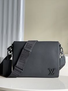 Description L.V Messenger Grain Black For Men, Bags, Shoulder And Crossbody Bags 11in/28cm LV M57080 Rep 1:1 Size: 28 x 24 x 10 cm / 11 x 9.4 x 3.9 inches (Length x Height x Width) The LV Aerogram Messenger’s minimalist design asserts a maximum of style. Sumptuous is combined with subtle signature touches like a customizable tag recalling the stamps on old-fashioned aerograms. Protected by a flap with precision-cut corners, it’s ideal for carrying a phone, tablet or papers, while the zipped rear pocket keeps valuables secure. Black grained Textile lining Black hardware Signature metal initials Customizable signature label tag Main compartment with magnetic flap closure 2 inside flat pockets Zipped rear pocket Strap: Removable, adjustable Include box, dust bag. This product is of the best q Mens Bags Fashion, Louis Vuitton Men, Evening Clutch Bag, Design Minimalista, Vuitton Bag, Black Hardware, Precision Cut, Lv Bag, Tote Backpack