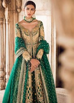 Pakistani Bridal Lehnga in Emerald Green for Wedding is Emblazoned with Pretty gold work. Available with fast delivery in USA. Buy Online 2019 Bridal Dress. Green Pakistani Bridal Dress, Pakistani Bridal Dresses Online, Mehendi Dress, Orang India, Mehndi Function, Pakistani Bridal Dress, Pengantin India, Desi Wedding Dresses, Bridal Shirts