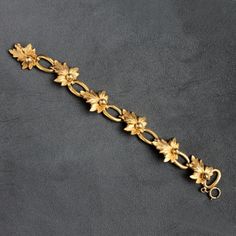 Antique Gold Bracelet, Gold Bracelet Simple, Vintage Leaves, Gold Jewelry Simple Necklace, Gold Necklace Indian Bridal Jewelry, Gold Pendant Jewelry, Jewelry Bracelets Gold, Chain Pattern, Gold Ring Designs