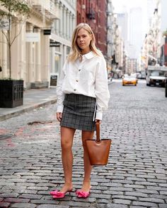 Trendy Now: Pink Shoes » STEAL THE LOOK Jessie Bush, Winter Layering Outfits, Work Appropriate Outfits, Simple Work Outfits, White Outfits For Women, Oversized Striped Shirt, Oversized White Shirt, Oversized Outfit, Layering Outfits