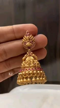 Ear Buttalu Gold, Best Earings Fashion, Earing Designs Gold Buttalu, Butallu Designs Gold, Jimki Designs Gold, Jumukka Designs Gold, Temple Gold Jumkas, Temple Jewellery Earrings Gold, Kammalu Buttalu Gold Designs