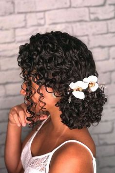 That charming bridal hairstyle would be a wonderful option for all brides. Whether you’re arranging a classic wedding, this stunning hairstyle can complement your vision. Add that gorgeous style on your bridal ideas board. Layered Curly Haircuts, Curly Bridal Hair, Curly Hair Up, Saree Hairstyles, Curly Wedding Hair, Curly Hair Updo, Christmas Hairstyles, Curly Hair Women, Curly Hair With Bangs