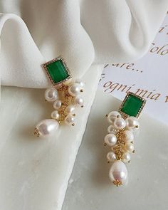 Statement cluster earrings made of: - Freshwater Pearls (8 mm - 6 mm - 4 mm), white color; - Freshwater Pearl drops (12 mm x 10 mm), white color; - Earrings with Green Jade (12 mm) set in a Brass structure. Lenght : 5 cm / 1,97 inches * SHIPPING * Your order will be shipped within 1-3 business days from your purchase. You can choose between 2 shipping methods: STANDARD SHIPPING (without tracking) or REGISTERED MAIL (with tracking). Each chapeau atelier jewel is shipped in a gift box. Thank you f Luxury Traditional Green Pearl Earrings, Green Pearl Earrings For Anniversary, Green Round Pearl Drop Jewelry, Green Pearl Drop Earrings For Anniversary, Green Dangle Pearl Earrings For Anniversary, Green Pearl Drop Earrings For Formal Occasions, Green Gemstone Pearl Drop Earrings, Green Gemstone Drop Pearl Earrings, Elegant Green Pearl Earrings For May Birthstone