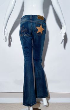 D & G Denim-Jeans. ""Don't touch my bum"" auf der Rückseite." Lederstern und Frontbesatz an Taschen. Niedrige Leibhöhe. Reißverschluss vorne. Baumwolle. Hergestellt in Italien. *Zustand: sehr guter Vintage Zustand. Keine sichtbaren Mängel. Messungen im Liegen (Zoll) -- Taille: 70 cm Hüftumfang: 80 cm Höhe: 20 cm Schrittlänge: 32 cm Markierte Größe: n / a, am besten für eine 2/4 US. Dior Skirt, Brown Trousers, Y2k Denim, Dont Touch, Y2k Jeans, Sonia Rykiel, Womens Jeans, Emilio Pucci, Printed Pants