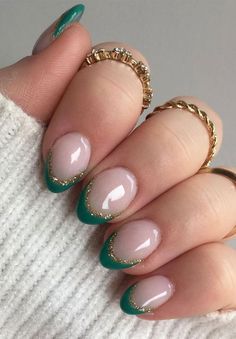 19 Festive French Christmas Nail Ideas for 2023 - thepinkgoose.com Christmas Gel Nails, Cute Gel Nails, Short Acrylic Nails Designs, Dipped Nails, Orange Nails, Xmas Nails, Makati