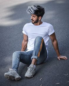 Mens Photoshoot Poses, Portrait Photography Men, Men Hair Color, Men Haircut Styles, Men Photoshoot, Cool Hairstyles For Men, Men Photography, Sitting Poses, Bermuda Jeans