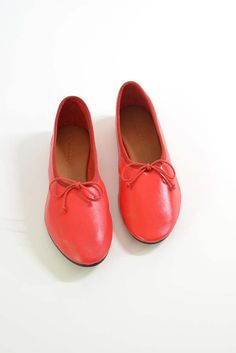 The perfect classic ballet flat in soft red nappa leather from about arianne.  made in spain.    fit: 36= us5 37= us6 38= us7 39= us8 40= us9 41= us10.  size up for half sizes. Stadium Bag, Sea Ny, Soft Red, Satin Bags, Womens Ballet Flats, Shoe Show, Womens Size Chart, Engineered Garments, Ballet Flat Shoes