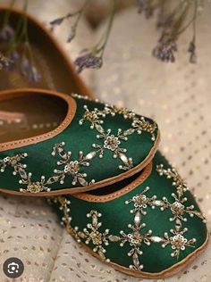 Green Jutti, Elegant Shoes Heels, Indian Shoes, Punjabi Jutti, Fashion Shoes Heels, Bridal Shoes Flats, Fancy Shoes, Girly Shoes, Elegant Shoes