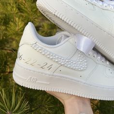 Elevate your bridal look with our Custom Air Force 1 Pearl Ribbon Bridal Wedding Shoes. Handcrafted with a delicate pearl ribbon design, these shoes offer a unique touch of elegance and charm. Perfect for any bride looking to add a special touch to her wedding ensemble. ✨Brand new with box✨100% hand painted to perfection❤️✨Waterproof and scratchproof Bridal Sneakers, Pearl Ribbon, Wedding Sneakers, High Top Converse, Bridal Wedding Shoes, Custom Air Force 1, Look Retro, Shoes Custom, Wedding Sandals