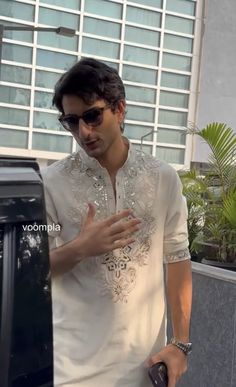 Mehndi Outfit For Men, Stylish Kurta Pajama For Men, Indian Guys Aesthetic, Wedding Outfits For Men, Traditional Indian Mens Clothing, India Fashion Men, Khafif Mehndi, Indian Wedding Clothes For Men, Mukaish Work