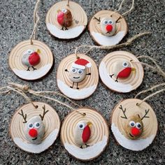 Wood Slice Picture Ornaments, Diy Wood Slice Ornaments For Kids, Christmas Fayre Crafts, Christmas Craft Projects For Kids, Christmas Log Slice Ideas, Children Christmas Crafts Easy, Craft With Wood Slices, Wooden Disc Crafts Diy, Christmas Plant Ideas