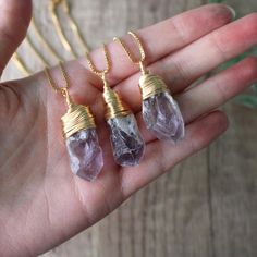 ♡ Versand am nächsten Tag ♡ ♡ Alle Kristalle werden vor dem Versand GEREINIGT & AUFGELADEN ♡ Dieses Amethyst Collier ist nicht nur ein Blickfang sondern auch eine Quelle des emotionalen und spirituellen Wohlbefindens. Amethyst ist bekannt für seine Fähigkeit, den Geist zu beruhigen, Ängste abzubauen und den inneren Frieden zu fördern, sodass er sich ideal für eine Reise in Richtung Ausgeglichenheit und Gelassenheit eignet. Das Tragen von Amethyst hilft, das spirituelle Bewusstsein zu verbessern, Amethyst Wand, Meaningful Gifts For Her, Raw Crystal Jewelry, Spiritual Awareness, Crystal Meanings, Meditation Practices, Amethyst Necklace, Energy Crystals, Raw Crystal