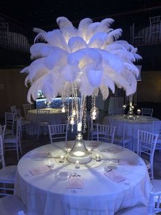 Feather Centerpiece Wedding Gatsby, Feather And Flower Centerpiece Wedding, Ostrich Feather Centerpieces Wedding, Feather And Pearl Centerpieces, Ostrich Feather Wedding Decor, Wedding Feathers Decorations, Feather Theme Party, Modern Glam Wedding Theme, Feather Centerpieces For Party