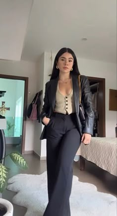 Edgy Real Estate Outfits, Professional Outfits Women Black, Capricorn Venus Aesthetic Clothes, Profesional Outfit Women Work, Aesthetic Professional Outfits, Corporate Girly Outfits, Bank Outfits Women, Cute All Black Outfits For Work, Fbla Outfits