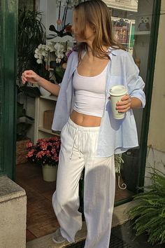 Adrette Outfits, Linen Pants Outfit, Looks Pinterest, European Summer Outfits, Modest Summer Outfits, Europe Outfits, Outfit Inspo Summer, Italy Outfits, Stockholm Fashion