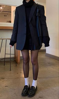 Outfit ideas, outfit inspiration, black clothes, dark woman energy, edgy, fashion, blazers, loafers, leather pants, leather jacket, button ups, suits, business casual, style, school outfits. Loafers Outfit, Outfit Chic, Neue Outfits, White Socks, Winter Socks, School Looks, Outfit Winter