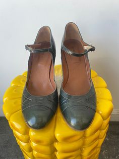 Marc Jacobs Green Mary Jane Heels! Cutest stitching details on the leather. Made in Italy. Size 9. In overall great condition with minor wear on the heels and delicate buckles. Heel Height: 3.25" Retro Heels With Buckle Closure For Work, Retro Workwear Heels With Buckle Closure, Retro Ankle Strap Heels For Work, Vintage Heels With Heel Strap For Work, Vintage High Heel With Penny Strap, Retro Green Leather Heels, Green Leather Retro Heels, Vintage Heels With Buckle Closure For Work, Vintage Heels For Work