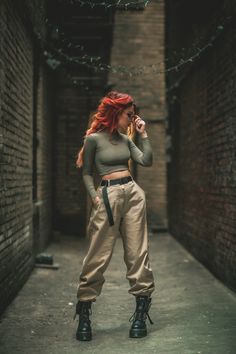 Aw yes!!!! Love the cropped tight shirt/loose pant combination. Cargo Pants Boots Outfit, Woman Cargo Pants Outfit, Cargo Jeans Outfit, Character Styles, Basic Jeans, Pastel Outfit, Fall Clothing, Photoshoot Themes