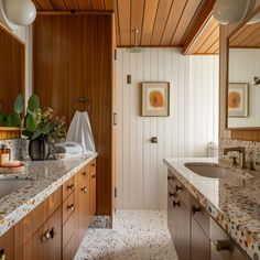 A mid-century modern bathroom with eye-catching, speckled terrazzo tiles that add texture, depth, and a touch of retro style to the space1 Mid Century Modern Bathroom Decor, Modern Bathroom Tile, Mid Century Modern Bathroom, Modern Style Bathroom, Mid Century Minimalist, Modern Shower Curtains, Bathroom Layout, The Golden Age