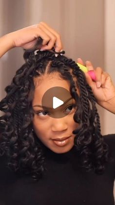 AFRO FEMINICE | Tutoriais de wigs, tranças e penteados on Instagram: "Inspiração do dia: Braidless Crochet
Boho usando o material Passion Twist ✨ Achei divino!! 

🎥: @forevercryssy
.
.
.
.
.
.
.
.
.
.
.
.
.
.
.
.
.
.
.
.
.
.
.
.

.

#entrelace #tranças #fulllacewigs #wigs
#wigbraids #wigbrasil #fulanibraids
#encrespa #encrespandoo #transicaocapilar
#transicaocapilar #cacheadasemtransição
#boxbraids #memes
#boxbraidsmemes
#explorar #cabeloorganico #entrelace
#boxbraidsbrasil #trancista
#boxbraids #tranças #crochetbraids
#entrelaceorganico #trancista
#cabeloorganico #megahair
#entrelace #emprendedorismo
#emprendedorismonegro #boxbraids
#pretasempreendedoras #afropaty" Simply Braid Hairstyles, Jumbo Passion Twists Hairstyle Long, Boho Passion Twists With Curls, Braids With Crochet Hair, Crochet Passion Twist Hairstyles, Braidless Crochet Hairstyles, Boho Crochet Braids, Boho Passion Twists, Crochet Passion Twists