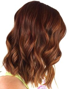 Auburn hair is extremely popular because it is gorgeous and versatile. Auburn hair typically falls somewhere on the brown, red, and blonde spectrum. Auburn hair color is especially trendy during the fall, but it also looks great during the rest of the year.   This color goes best with anyone with a little warmth to … Caramel Red Hair Color, Auburn Ombre Hair, Auburn Hair Colors, Short Auburn Hair, Auburn Blonde Hair, Blonde Highlights Short Hair